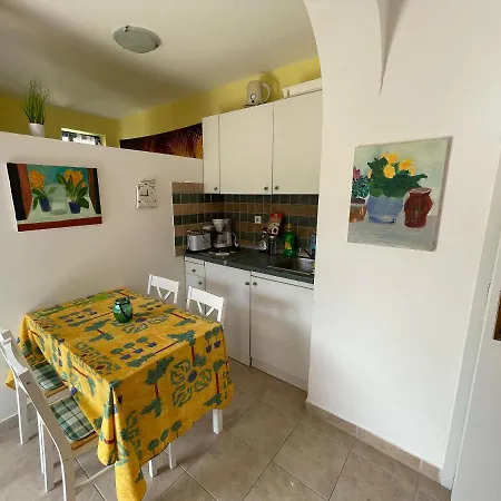As Apartment *